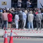 As imagens capturaram migrantes escalando os portões de segurança enquanto tentavam entrar nos consulados na Espanha