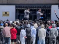 Milhares de migrantes chegam aos consulados em toda a Espanha depois que o governo socialista deu luz verde para conceder status legal a 500 mil pessoas As imagens capturaram migrantes escalando os portões de segurança enquanto tentavam entrar nos consulados na Espanha
