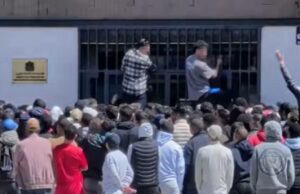 Milhares de migrantes chegam aos consulados em toda a Espanha depois que o governo socialista deu luz verde para conceder status legal a 500 mil pessoas As imagens capturaram migrantes escalando os portões de segurança enquanto tentavam entrar nos consulados na Espanha