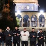 Milhares de palestinos rezam na mesquita de Al-Aqsa após a proibição de 40 dias de Israel