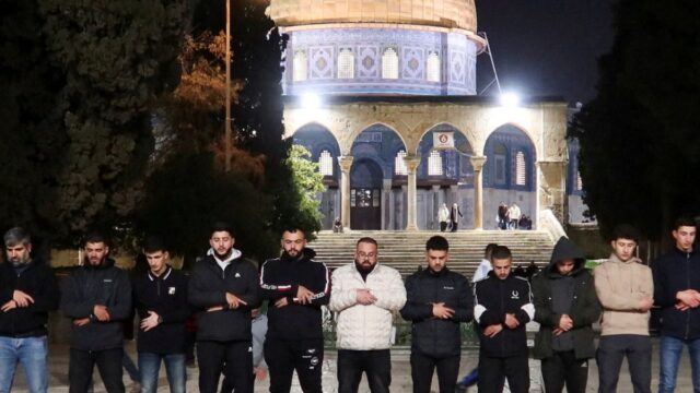Milhares de palestinos rezam na mesquita de Al-Aqsa após a proibição de 40 dias de Israel
