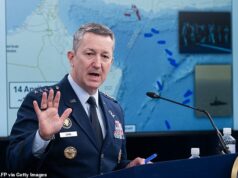 Militares dos EUA ‘preparando-se para embarcar em navios ligados ao Irã em apenas DIAS’ marcando enorme escalada na queda de braço no Estreito de Ormuz O general Dan Caine anunciou na quinta-feira que os militares dos EUA irão perseguir e embarcar ativamente em navios com ligações com o Irã ou com o comércio ilícito de petróleo do país, de acordo com autoridades dos EUA que falaram com o The Wall Street Journal.