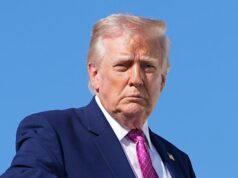 Militares dos EUA se preparam para bloquear portos do Irã enquanto o transporte marítimo para em estreito crucial Ao anunciar o bloqueio, Trump alertou que qualquer transporte comercial iraniano que ameaçasse seria “despedaçado para o inferno”.