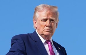 Militares dos EUA se preparam para bloquear portos do Irã enquanto o transporte marítimo para em estreito crucial Ao anunciar o bloqueio, Trump alertou que qualquer transporte comercial iraniano que ameaçasse seria “despedaçado para o inferno”.