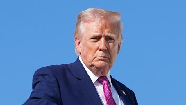 Militares dos EUA se preparam para bloquear portos do Irã Ao anunciar o bloqueio, Trump alertou que qualquer transporte comercial iraniano que ameaçasse seria “despedaçado para o inferno”.