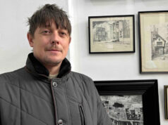 ‘Minha coleção da cidade ficou tão grande que abri um museu’ Uma parede de exposição mostrando pinturas e gravuras emolduradas representando Coventry, bem como sinalização antiga.