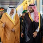 O príncipe herdeiro saudita Mohammed bin Salman recebe o príncipe herdeiro do Kuwait, Sheikh Sabah Khaled Al-Hamad Al-Sabah, antes de uma reunião excepcional do Conselho de Cooperação do Golfo (GCC), a primeira reunião presencial de líderes do Golfo desde que seus estados se tornaram uma frente na guerra do Irã, há dois meses, em Jeddah, Arábia Saudita, 28 de abril de 2026. Bandar Algaloud/Cortesia da Corte Real Saudita/Folheto via REUTERS ESTA IMAGEM FOI FORNECIDO POR TERCEIRO