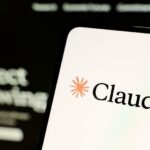 Uma tela de smartphone exibindo o nome Claude e o desenho de um asterisco. Fora de foco no fundo, as palavras Projeto Glasswing são legais.