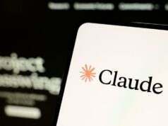 Ministros das finanças e banqueiros levantam sérias preocupações sobre o modelo Mythos AI Uma tela de smartphone exibindo o nome Claude e o desenho de um asterisco. Fora de foco no fundo, as palavras Projeto Glasswing são legais.