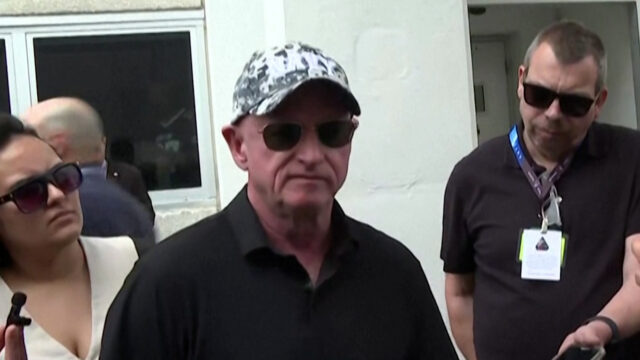 Missão lunar da NASA é um ‘contraste’ com a guerra dos EUA contra o Irã, diz senador dos EUA
