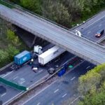 Os dois adolescentes morreram depois que o carro em que viajavam caiu de uma ponte acima da M1 e caiu na faixa de rodagem abaixo, colidindo com um microônibus.