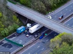 Mistério sobre como os adolescentes caíram da ponte M1 em um acidente que matou a dupla, enquanto as imagens mostram como o microônibus foi atropelado por um carro em uma reviravolta do destino de mil para um Os dois adolescentes morreram depois que o carro em que viajavam caiu de uma ponte acima da M1 e caiu na faixa de rodagem abaixo, colidindo com um microônibus.