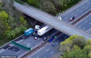 Mistério sobre como os adolescentes caíram da ponte M1 em um acidente que matou a dupla, enquanto as imagens mostram como o microônibus foi atropelado por um carro em uma reviravolta do destino de mil para um Os dois adolescentes morreram depois que o carro em que viajavam caiu de uma ponte acima da M1 e caiu na faixa de rodagem abaixo, colidindo com um microônibus.