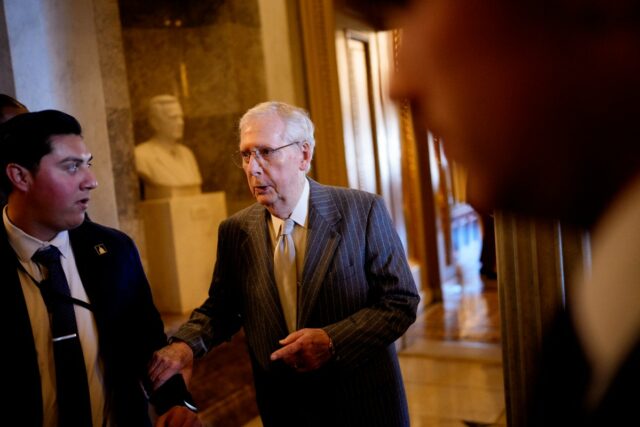 Mitch McConnell se posiciona contra Donald Trump
