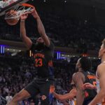 O pivô do New York Knicks, Mitchell Robinson #23, enterrou a bola durante um jogo contra o Atlanta Hawks.