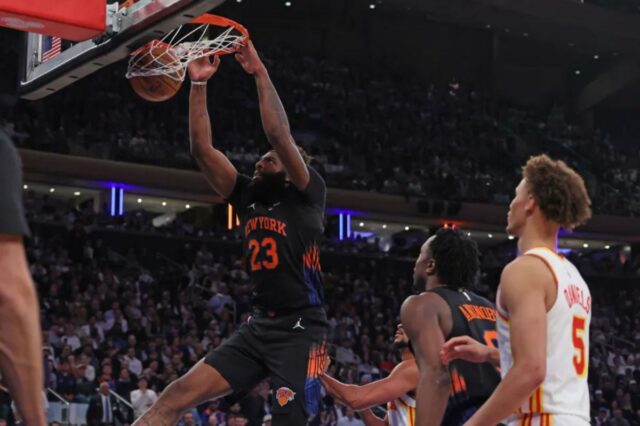 O pivô do New York Knicks, Mitchell Robinson #23, enterrou a bola durante um jogo contra o Atlanta Hawks.