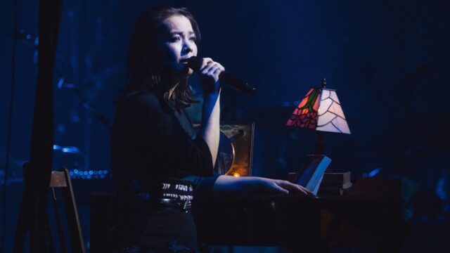 Mitski traz mania e serenidade para uma residência importante na Hollywood High School: revisão do concerto
