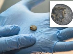 Moeda encontrada em campo alemão é um artefato grego antigo – e os arqueólogos estão perplexos como ela foi parar lá Colagem de duas faces de uma moeda antiga, uma mostrando um rosto de perfil e a outra uma figura em pé.