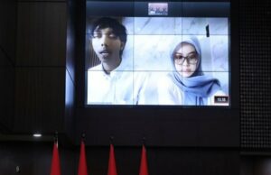 Momen Dua Mahasiswa Pemohon Uji Materi de MK Didoakan Hakim “Berjodoh Sampai Akhir” Momen Dua Mahasiswa Pemohon Uji Materi de MK Didoakan Hakim "Berjodoh Sampai Akhir"