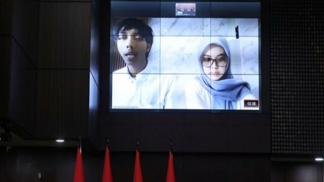 Momen Dua Mahasiswa Pemohon Uji Materi de MK Didoakan Hakim "Berjodoh Sampai Akhir"
