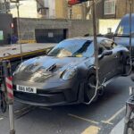 O Porsche de £ 300.000 de um empresário saudita milionário sendo apreendido em Londres depois que ele ignorou uma multa de estacionamento
