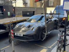 Momento: Porsche de £ 300.000 do ‘empresário saudita milionário’ é apreendido após ignorar a multa de estacionamento O Porsche de £ 300.000 de um empresário saudita milionário sendo apreendido em Londres depois que ele ignorou uma multa de estacionamento