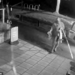 Os promotores dizem que o incidente chocante durou apenas três minutos e envolveu dois outros homens que foram vistos no CCTV, mas não foram acusados.