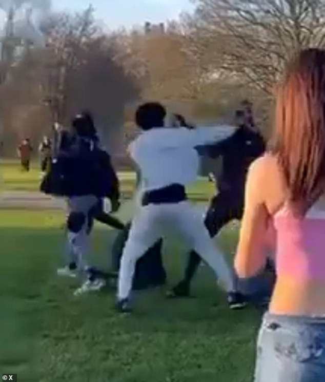 Momento da briga que deixou um homem de 21 anos Este é o momento terrível em que uma briga começa no sofisticado Primrose Hill, que levou à morte de um homem de 21 anos e outro levado às pressas para o hospital.