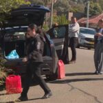 Fotos exclusivas mostram o momento em que a Força-Tarefa Falcon invadiu uma casa poucas horas depois que a violência de gangues eclodiu ontem no oeste de Sydney.