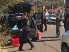 Momento da força-tarefa atacando sua casa depois que a violência de gangues eclodiu em Sydney Fotos exclusivas mostram o momento em que a Força-Tarefa Falcon invadiu uma casa poucas horas depois que a violência de gangues eclodiu ontem no oeste de Sydney.