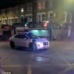 Este é o momento em que um carro Waymo entra direto na fita da cena do crime, evitando por pouco um veículo da polícia antes de parar