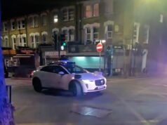 Momento do carro Waymo ‘sem motorista’ sendo testado em carreiras em Londres em uma cena de crime isolada – mas a empresa insiste que foi um erro HUMANO Este é o momento em que um carro Waymo entra direto na fita da cena do crime, evitando por pouco um veículo da polícia antes de parar