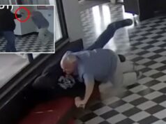 Momento dramático O diretor de Oklahoma, Kirk Moore, enfrenta o atirador da escola obcecado por Columbine enquanto é baleado Momento dramático O diretor de Oklahoma, Kirk Moore, enfrenta o atirador da escola obcecado por Columbine enquanto é baleado