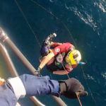 Momento em que a equipe de resgate chega 24 horas após o desaparecimento dos mergulhadores