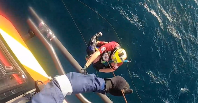 Momento em que a equipe de resgate chega 24 horas após o desaparecimento dos mergulhadores
