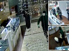 Momento em que ladrões mascarados empunhando martelo invadem joalheria no Texas em um sucesso ‘estilo máfia’ Momento em que ladrões mascarados empunhando martelo invadem joalheria no Texas em um sucesso 'estilo máfia'