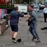 Na filmagem, filmada do lado de fora de uma loja Co-op em Swansea, um homem vestido com um agasalho cinza pode ser visto brigando com um funcionário da loja.