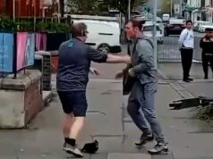 Momento em que o ladrão de lojas violento experimenta o gostinho do carma instantâneo quando um iniciante em artes marciais o derruba após ele atacar um trabalhador cooperativo Na filmagem, filmada do lado de fora de uma loja Co-op em Swansea, um homem vestido com um agasalho cinza pode ser visto brigando com um funcionário da loja.