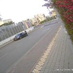 Imagens feitas esta manhã na cidade israelense de Petah Tikva mostraram a mulher saindo de um carro cinza escuro pouco antes das 7h, horário local.