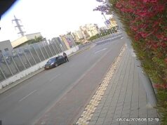 Momento em que o míssil iraniano cai a poucos metros de uma mulher israelense, que é derrubada no chão, mas milagrosamente consegue se afastar Imagens feitas esta manhã na cidade israelense de Petah Tikva mostraram a mulher saindo de um carro cinza escuro pouco antes das 7h, horário local.