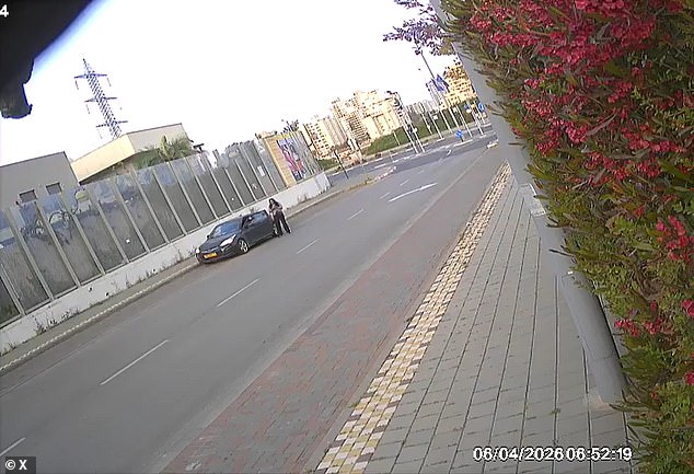 Momento em que o míssil iraniano cai a poucos metros Imagens feitas esta manhã na cidade israelense de Petah Tikva mostraram a mulher saindo de um carro cinza escuro pouco antes das 7h, horário local.