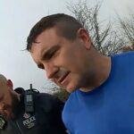 Imagens usadas no corpo mostram o momento em que Simon Ince foi preso depois de ser flagrado nu em um parque perto de uma área de recreação infantil.