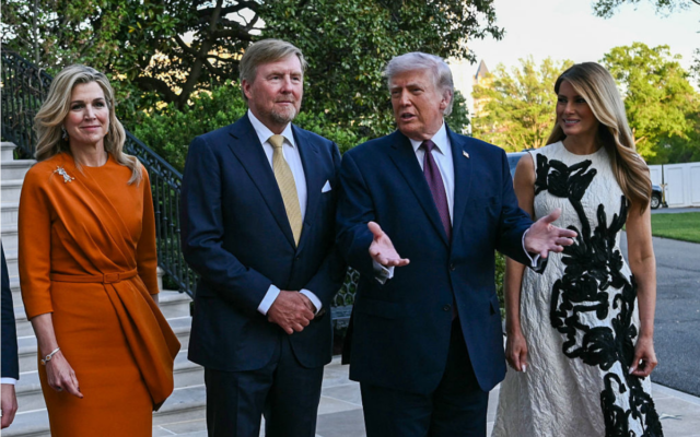 Momento estranho entre Trump e o rei da Holanda capturado King of the Netherlands Willem-Alexander (C-L) and Queen Maxima (L) are welcomed by US President Donald Trump and First Lady Melania Trump into the White House in Washington, DC, on April 13, 2026.