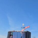 Um paraquedista ficou pendurado no placar depois que os teatros pré-jogo deram errado