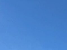 Momento horrível paraquedista é jogado no placar durante festivais antes do jogo de futebol americano universitário Um paraquedista ficou pendurado no placar depois que os teatros pré-jogo deram errado