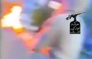 Momento incendiário em traje de treino atira ‘bomba de gasolina’ na sede da TV Irã Internacional em Londres – enquanto três são presos após perseguição policial Um novo vídeo parece mostrar o momento em que um incendiário lançou uma bomba molotov nos escritórios de uma organização de mídia iraniana no noroeste de Londres.