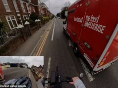 Momento novo ‘Cycling Mikey’ confronta com raiva o entregador da Islândia por dirigir muito perto dele enquanto andava FORA da ciclovia, então quem está certo? Um novo vídeo mostra um confronto entre Adrian Chapmanlaw - que foi apelidado de 'o novo Cycling Mikey' - e um motorista de entrega da Islândia em Poole, Dorset