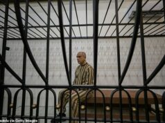 Momento primo do ditador sírio caído Assad desfila na jaula do tribunal enquanto vai a julgamento acusado de tiroteios em massa e tortura de crianças Atef Najib, vestindo um uniforme de prisão listrado, sentou-se aparentemente sem emoção no domingo em uma jaula em um tribunal no Palácio Central da Justiça, na capital da Síria, Damasco.