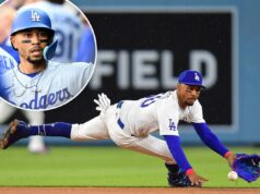 Mookie Betts ‘anos-luz à frente’ na recuperação de distensão oblíqua O shortstop do Los Angeles Dodgers, Mookie Betts, lança para a primeira base.