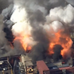 Moradores forçados a entrar enquanto ocorre um grande incêndio em uma bateria